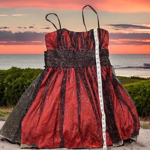 Steppin Out Dress - Picture 5 of 7